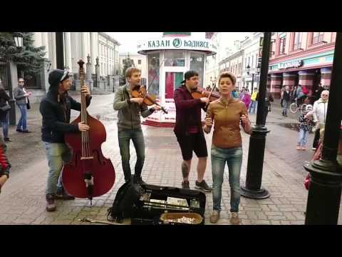 Наша коллега Диляра Умарова спела хит нулевых "Такого, как Путин" на улице Баумана!