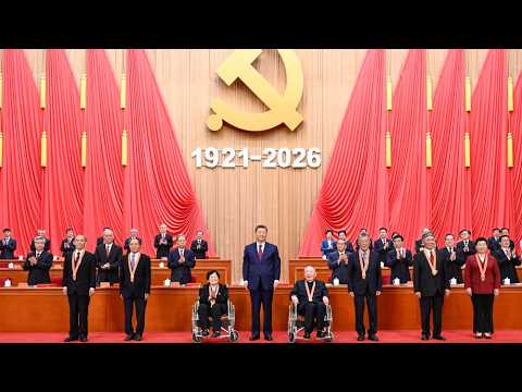 Watch: Xi Jinping poses for photos with July 1 Medal recipients