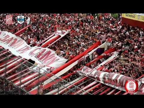 "Ensordecedor aliento de la hinchada de San Martín de Tucumán" Barra: La Banda del Camion • Club: San Martín de Tucumán