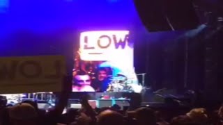 Foo Fighters - Low (Requested by a Fan with a Sign) Aug 25 2015