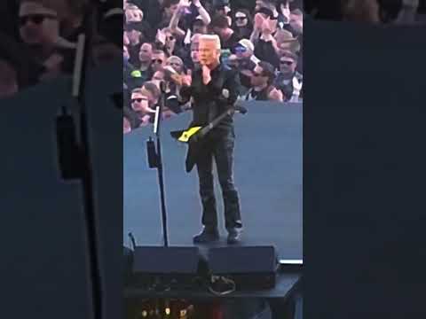 JAMES HETFIELD REACTION WHEN FAN THROWS HIM HER BRA LIVE (2024) #METALLICA #shorts