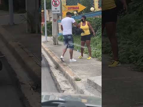 Captado por camara hombre introduce funda en la cabeza a mujer para entrar a una cabaña