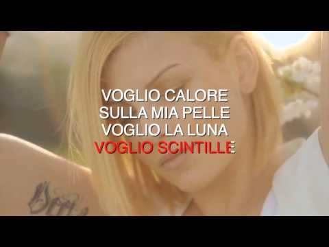 Crema da posti di pigmentary e risposte di lentiggini di faccia Il pigmentary nota su pelle di gambe di una fotografia