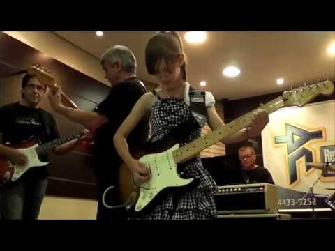 Lorena Braco (9 anos) e The Mouth Bell´s - APACHE - The Ventures - The Shadows