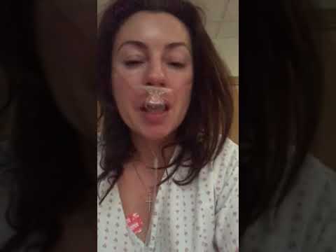 Von der Krankheit betroffene Frau teilt emotionale Botschaft aus dem Krankenhauszimmer - 1113702