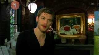 Joseph Morgan fait visiter la maison de Klaus dans MTV 10 on Top