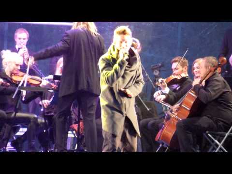 Danny Saucedo sings live