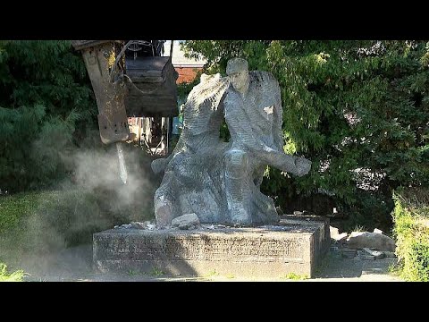 Video Thumbnail: Denkmal in Polen gemäß Kommunistensymbolgesetz abgerissen