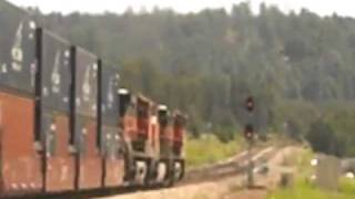 preview picture of video 'BNSF 1112 east & 4099 west at Maine, AZ 2Aug08'