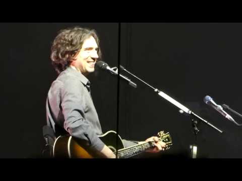 Gary Lightbody talking about falling off stage - Jahrhunderthalle Frankfurt - 8 Feb 2019