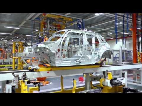 New 5-door MINI in Plant Oxford's bodyshop | AutoMotoTV