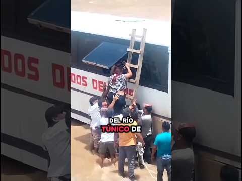 Rescataron los pasajeros de un bus a punto de caer en el río Túnico del El Estor, Izabal, Guatemala.