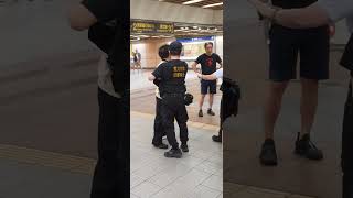 [爆卦] 台北捷運龍山寺站乘客疑似精神病發作