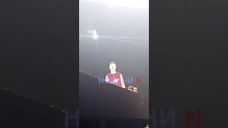 На концерті Артема Півоварова в Києві зникло світло: гімн України співали вже при аварійному освітленні