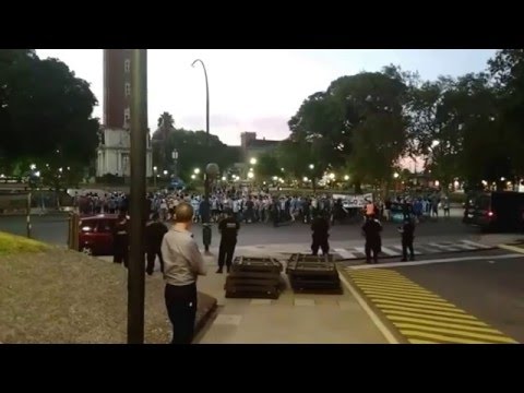 "Torcida no aquecimento em Buenos Aires antes de San Lorenzo x Grêmio" Barra: Geral do Grêmio &bull; Club: Grêmio &bull; País: Brasil