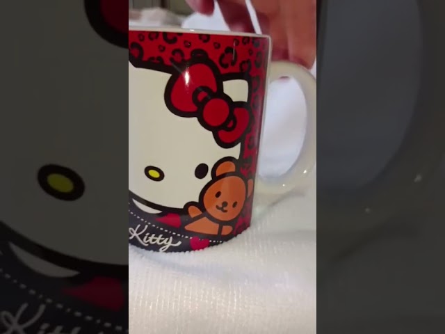 Vídeo relacionado con Get Trend Hello Kitty Sanrio Taza Ceramica & Calcetines Mujer Chica, EU 35-41, Taza Cafe Te 315ml Calcetines Divertidos, Set Regalo Adultos Adolescentes (Rosa/Blanco Hello Kitty)