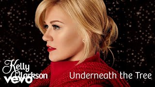 Kadr z teledysku Underneath the Tree tekst piosenki Kelly Clarkson