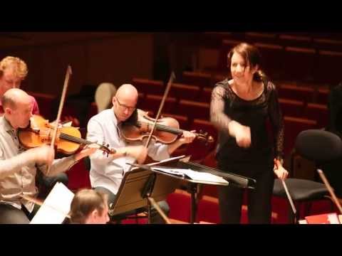 Alondra de la Parra en répétition avec l'Orchestre de Paris