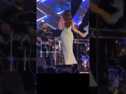 هيفاء وهبي تفاجئ الجمهور بحركة طريفة على المسرح في حفل ابوظبي