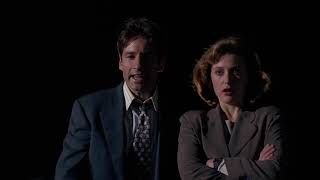 Mulder et Scully voient un OVNI survoler la base d'Ellens (VO)