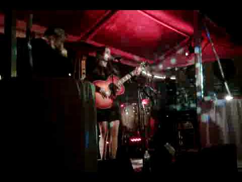 Ana Free Covers "Use Somebody" Live at U.S. Debut