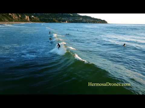Drónfelvételek szörfösökről a Torrance Beachen