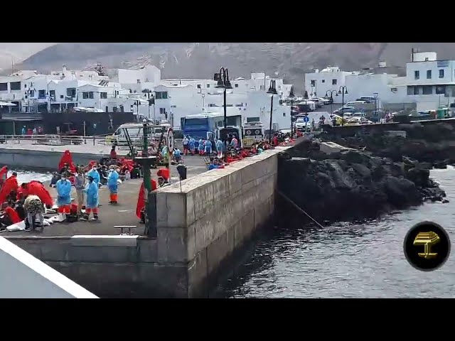 Rescatan a 82 inmigrantes al noreste de Lanzarote, tres de ellos fallecidos y otro en estado crítico