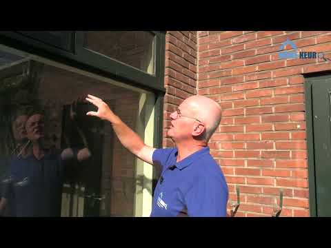 Achtergevel van woning: rotte kozijnen en slecht schilderwerk