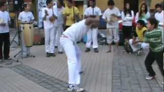preview picture of video 'Bienvenida Mestre Tico Afromix-Capoeira Chile'