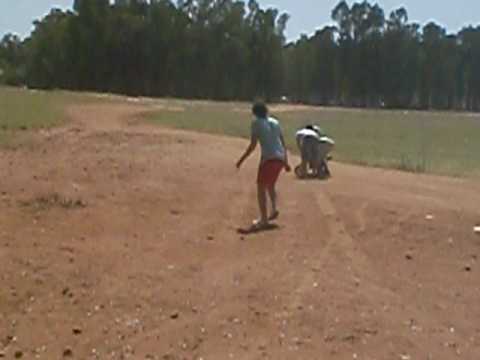 EL NEGRO HACIENDO PALOMITA EN EL SUELO