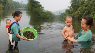 The single mother picked up snails to boil and eat, then brought them back to the village to sell