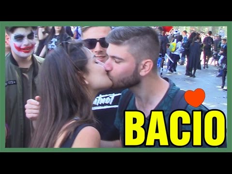 RAGAZZA NAPOLETANA mi da uno SCHIAFFO e poi mi BACIA - baciare ragazze col siciliano - MadCrazy