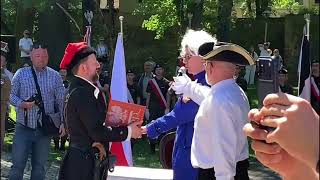 Wideo: �ywa lekcja historii pod pomnikiem J�zefa Pi�sudskiego w Lubinie