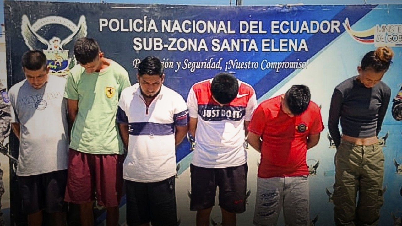 Policía detiene a 10 personas y recupera vehículos robados en operativo en Santa Elena