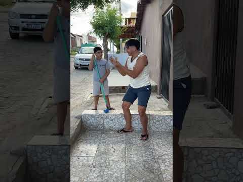 GAROTINHO JOGOU DINHEIRO NA RUA