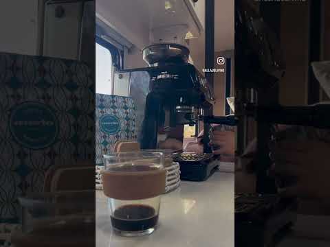 Única forma de enfrentar o caos da madrugada, café! #merlo #coffee #caravanlife #family #travelcouple