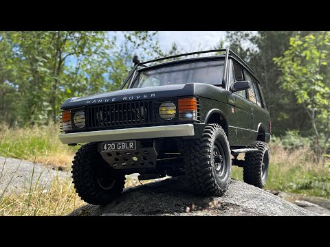 1/10 scale Range Rover classic Swedish Green hill climbing