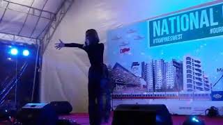 Bonnie Loo sang "Home".