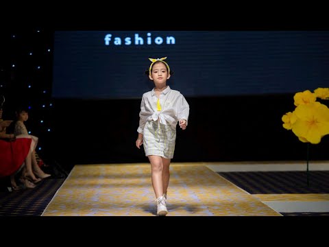 Mẫu nhí catwalk đầy tự tin và sôi động trên sàn diễn thời trang | Pink Sun