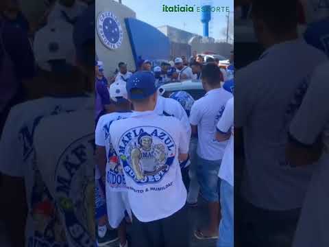 ORGANIZADA DO CRUZEIRO PROTESTA NA PORTA DA TOCA DA RAPOSA 2 #shorts