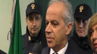 la-lezione-di-piantedosi-la-polizia-incontra-le-scuole