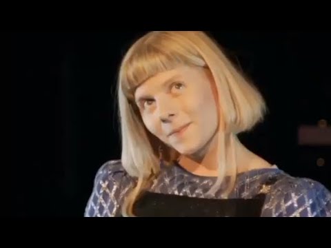 Aurora performing "Stjernestov" alongside a children's choir.For Christmas