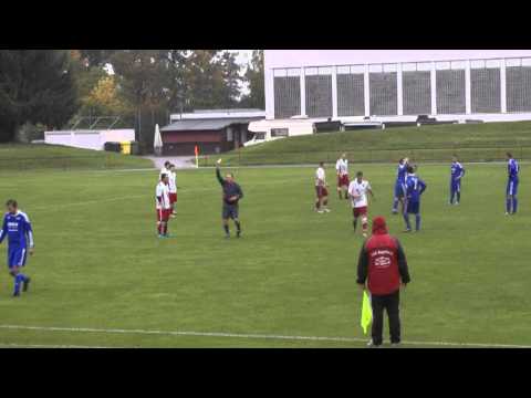 Schiedsrichter zeigt die erste Rot-Gelbe Karte!