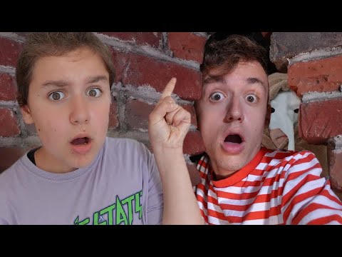 UN PASSAGE SECRET DANS LE GRENIER ! ESTEBAN EST COINCÉ ! [SKETCH]