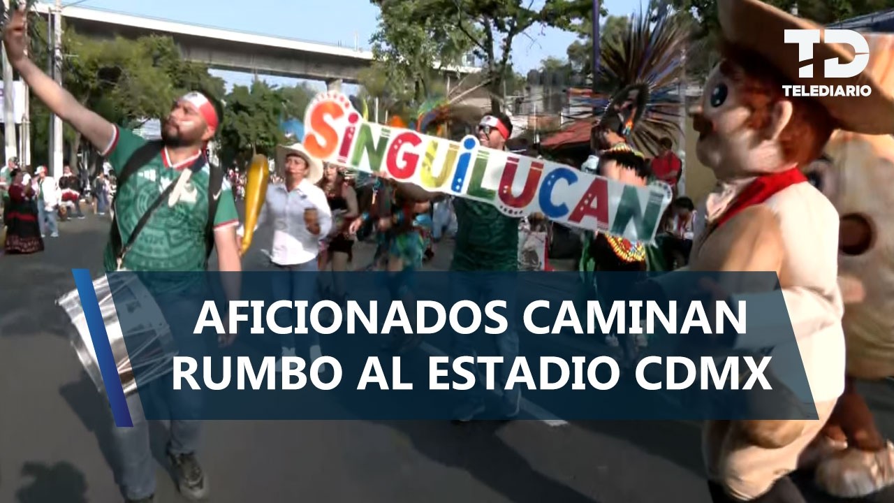 Aficionados caminan hacia el Estadio Ciudad de México