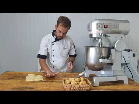pan con grasa (cuernito, cañón) uruguayo desde adentro de la panadería