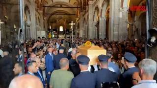 Don Mazzi, Milano dà l'ultimo saluto al fondatore di Exodus. Lele Mora: «È stato un secondo papà»