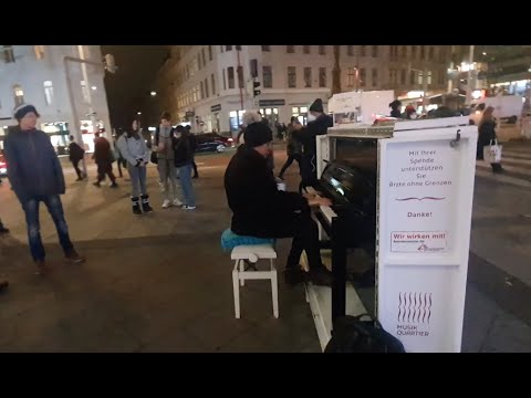 All Christmas Songs in one Medley?? Pianist plays piano on Street in Vienna – Thomas Krüger