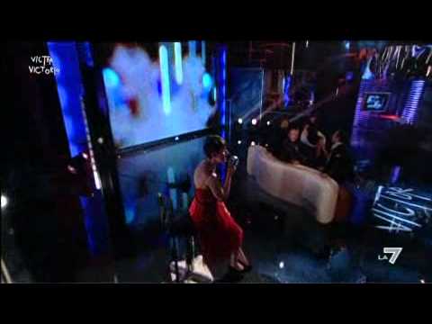 VICTOR VICTORIA - Arisa reintepreta 'Chasing Pavements' di Adele