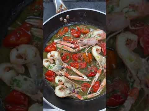 Struffoli, Risotto di scampi, Linguettine con scampi, Zuppa friarielli e scampi, Insalata di scampi